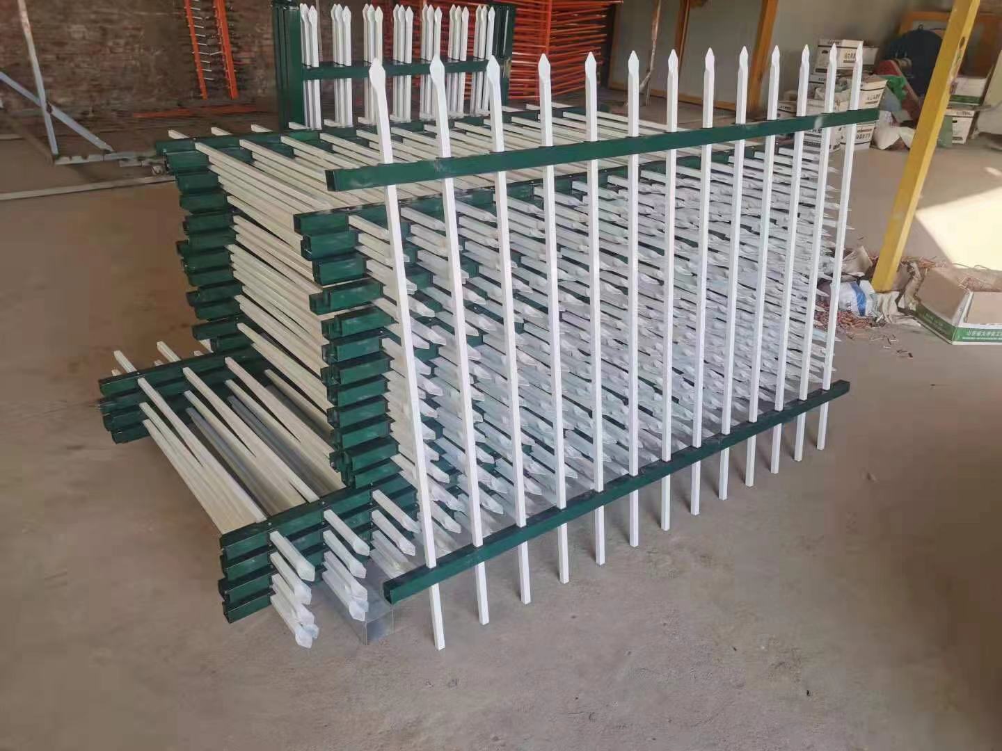 鋅鋼護(hù)欄供工廠(chǎng)圍墻使用款式眾多，歡迎選購(gòu)